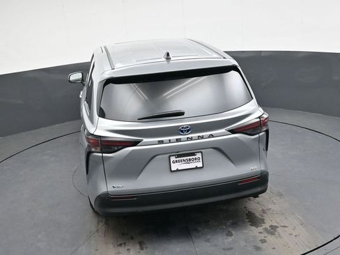 Used 2025 Toyota Sienna XLE image 31