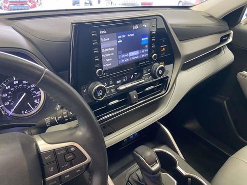 Used 2022 Toyota Highlander XLE image 21