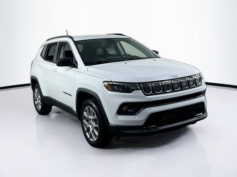 Used 2022 Jeep Compass Latitude image 3