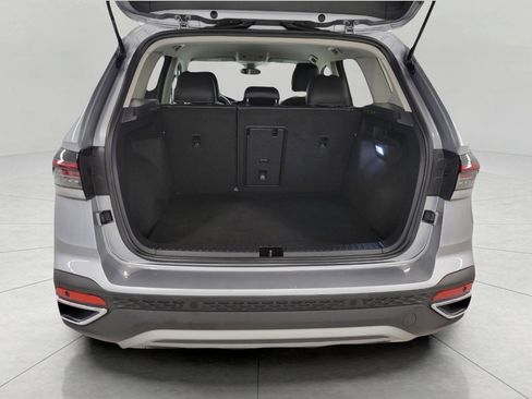 Used 2025 Volkswagen Taos SE AWD/4WD image 16