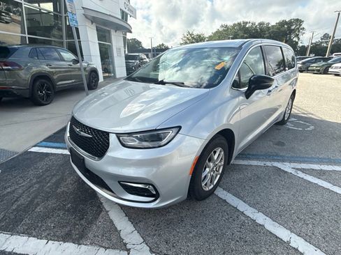 Used 2024 Chrysler Pacifica Touring-L FWD image 4