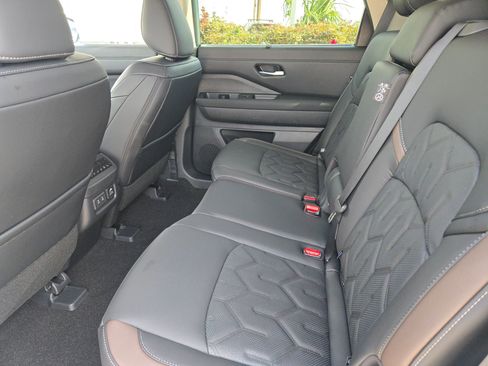 New 2026 Nissan Pathfinder Platinum image 13