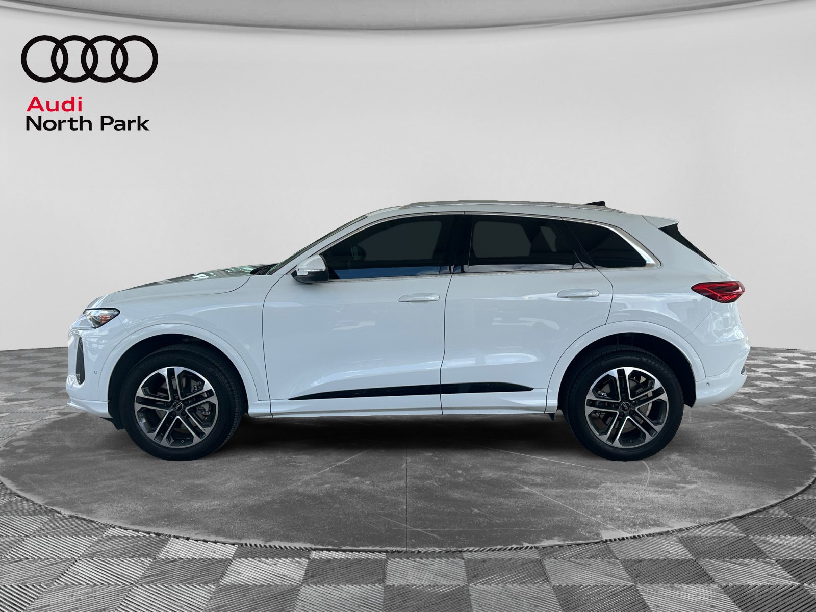 Used 2025 Audi Q5 Premium AWD/4WD image 2