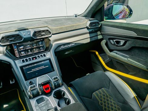 Used 2024 Lamborghini Urus Performante AWD/4WD image 63