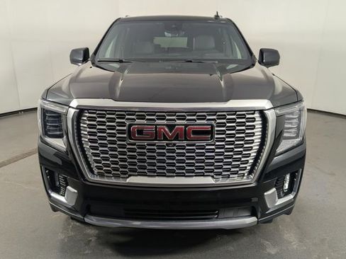 Used 2023 GMC Yukon XL Denali w/ Advanced Technology Package image 3