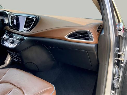 Used 2019 Chrysler Pacifica Limited w/ Advanced Safetytec Group FWD image 18