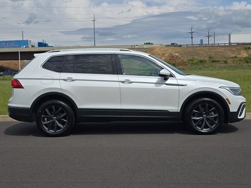 Used 2023 Volkswagen Tiguan SE AWD/4WD image 2