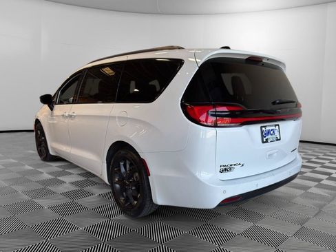 Used 2025 Chrysler Pacifica Limited FWD image 3