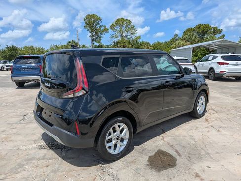Certified 2023 Kia Soul LX w/ LX Technology Package FWD image 8