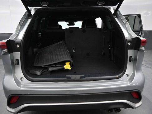 Used 2021 Toyota Highlander XSE AWD/4WD image 14