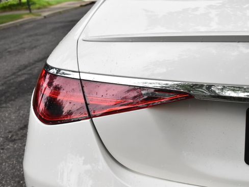 Used 2022 Mercedes-Benz S 500 4MATIC w/ AMG Line Package image 32