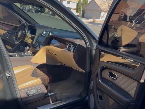 Used 2017 Bentley Bentayga image 17