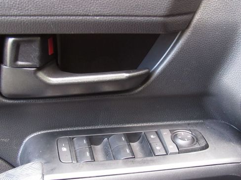Certified 2025 Toyota Tacoma SR5 AWD/4WD image 35