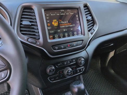 Used 2021 Jeep Cherokee Trailhawk AWD/4WD image 35