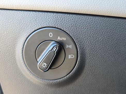 Used 2024 Volkswagen Taos SE image 28