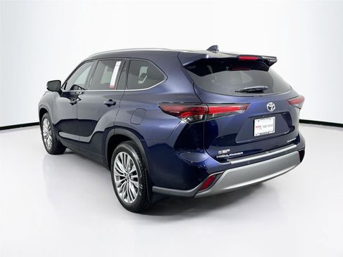 Used 2024 Toyota Highlander Platinum FWD image 13