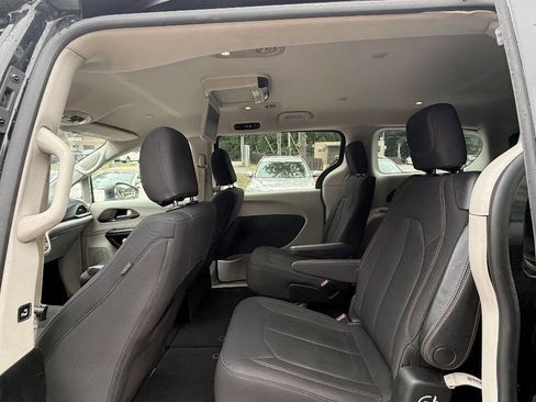 Used 2017 Chrysler Pacifica Touring FWD image 39