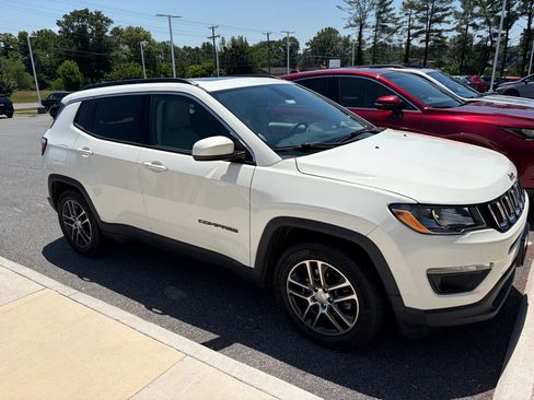 Used 2019 Jeep Compass Latitude w/ Popular Equipment Group FWD image 1