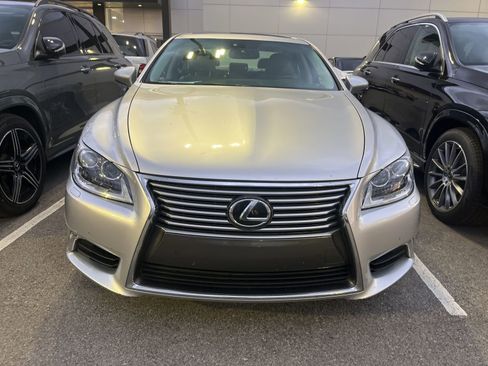 Used 2017 Lexus LS 460 w/ Comfort Package image 2