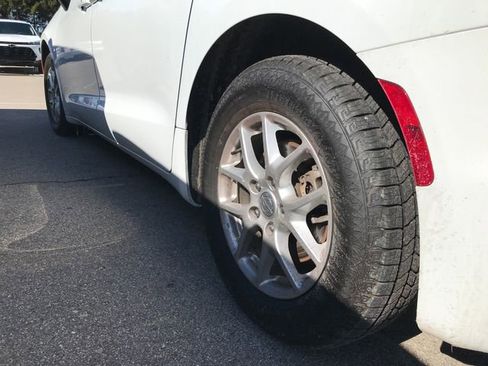 Used 2024 Chrysler Pacifica Touring-L image 12