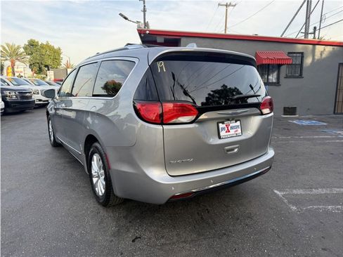 Used 2019 Chrysler Pacifica Touring-L image 54