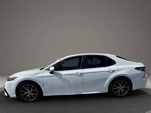 Used 2021 Toyota Camry SE image 2