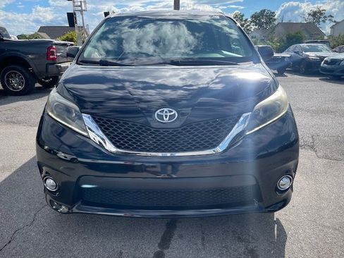 Used 2017 Toyota Sienna SE image 2