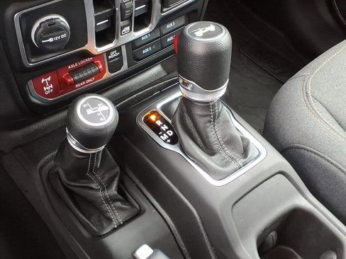 Used 2025 Jeep Wrangler Willys image 27