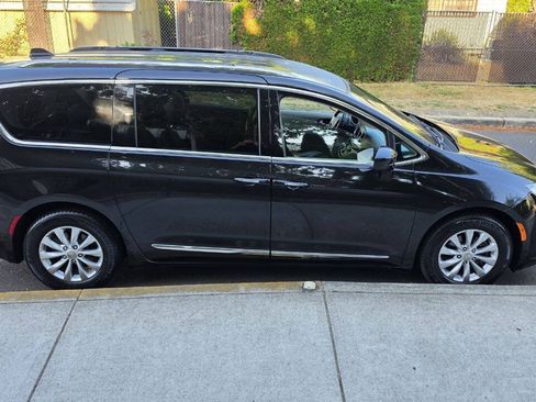 Used 2018 Chrysler Pacifica Touring-L FWD image 4