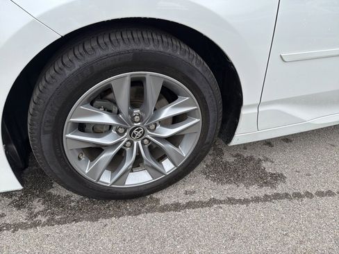 Used 2019 Toyota Avalon XLE image 9