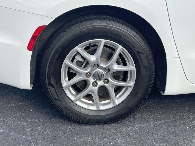 Used 2025 Chrysler Pacifica Select FWD image 9
