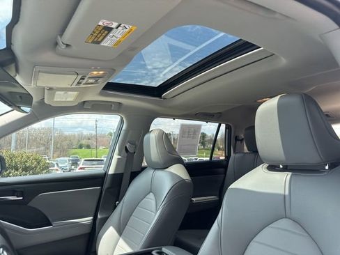 Used 2022 Toyota Highlander XLE AWD/4WD image 28