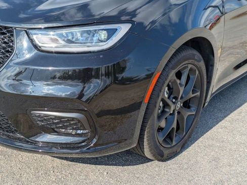 Used 2025 Chrysler Pacifica Limited FWD image 9