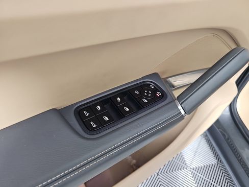 Used 2020 Porsche Cayenne Turbo image 21