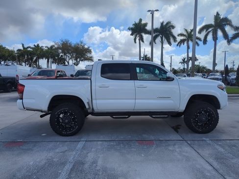 Used 2017 Toyota Tacoma TRD Sport w/ Tow Package (A/T) image 4