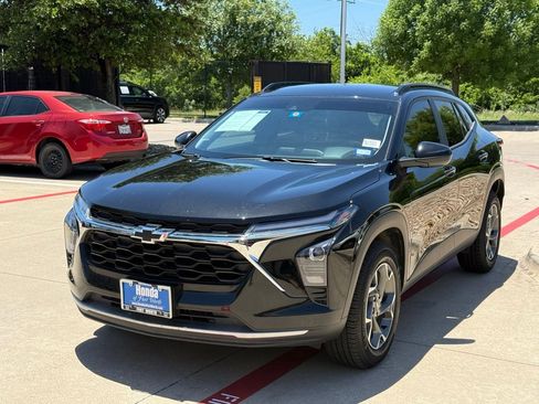 Used 2024 Chevrolet Trax LT w/ Driver Confidence Package FWD image 1