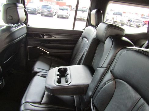 Used 2024 Jeep Wagoneer Series III AWD/4WD image 38