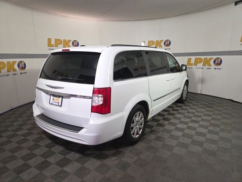 Used 2015 Chrysler Town & Country Touring image 4