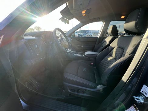 Used 2025 Nissan Pathfinder SV image 27