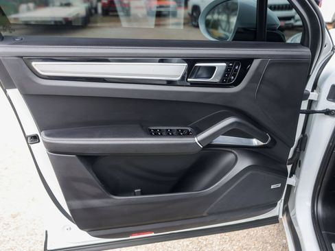 Used 2020 Porsche Cayenne Turbo w/ Assistance Package image 25