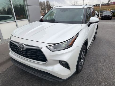 Used 2023 Toyota Highlander XLE image 2