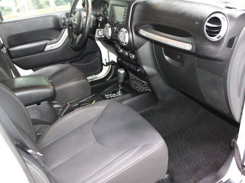 Used 2015 Jeep Wrangler Unlimited Rubicon w/ Connectivity Group AWD/4WD image 8