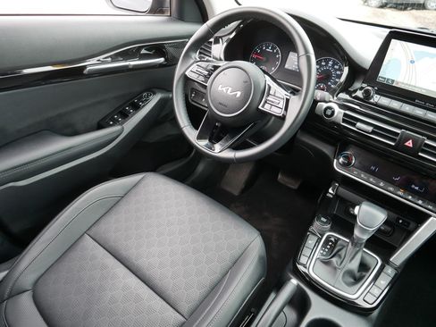 Certified 2023 Kia Seltos EX image 9