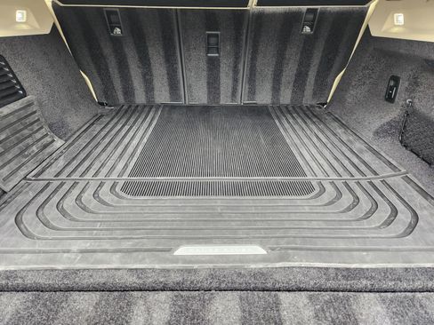 Certified 2024 Land Rover Range Rover SE image 33