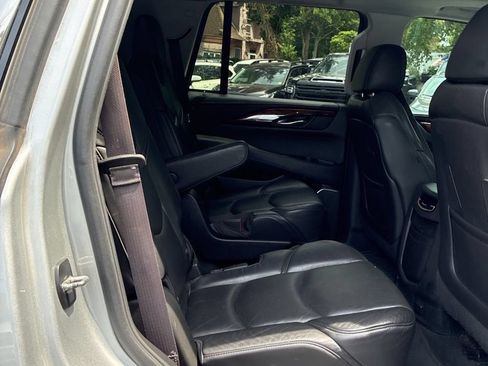 Used 2015 Cadillac Escalade Luxury AWD/4WD image 12