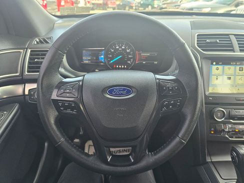 Used 2018 Ford Explorer XLT w/ Equipment Group 202A AWD/4WD image 7