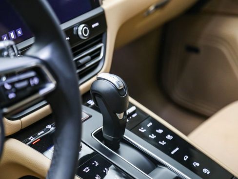 Certified 2026 Porsche Macan AWD/4WD image 24