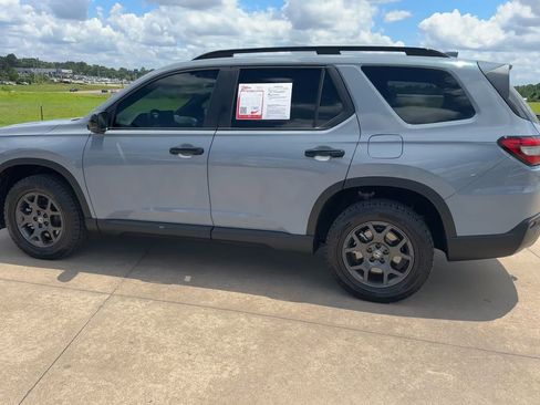 Used 2024 Honda Pilot TrailSport image 6