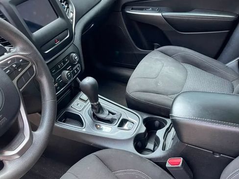 Used 2020 Jeep Cherokee Latitude FWD image 14