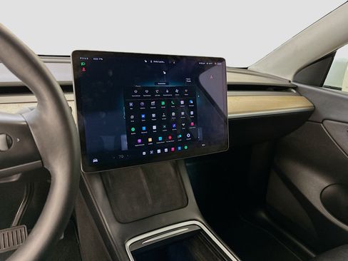 Used 2022 Tesla Model Y Long Range image 26